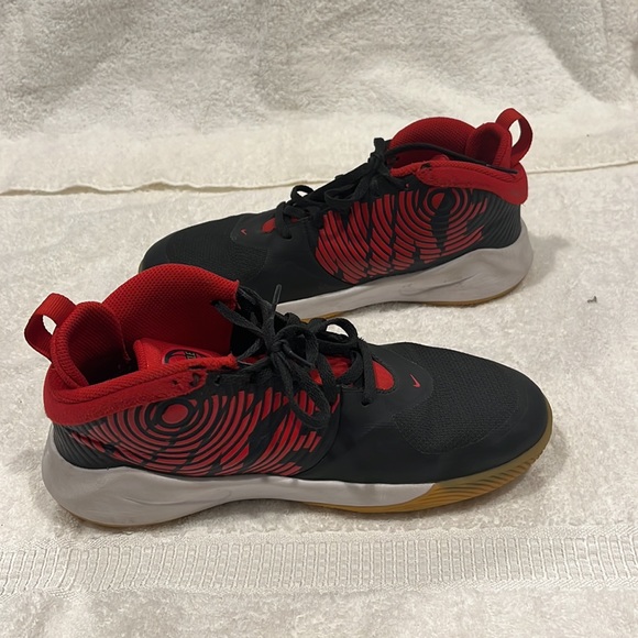 Nike Team Hustle basketball shoe, size 7Y - Picture 3 of 8